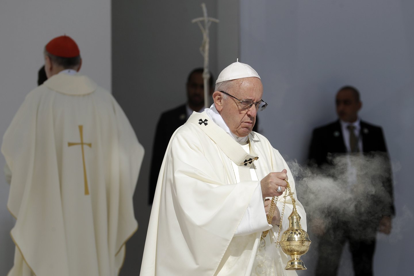  Popiežius Pranciškus antradienį pripažino, kad dalis katalikų kunigų ir vyskupų lytiškai išnaudodavo vienuoles.<br> AP nuotr.