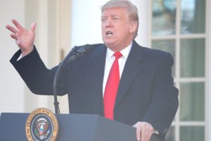 D. Trumpas pareiškė apie planus per dešimtmetį JAV panaikinti ŽIV