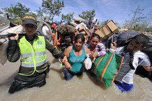Venesuelos kariškiai blokavo humanitarinės pagalbos gabenimą iš Kolumbijos