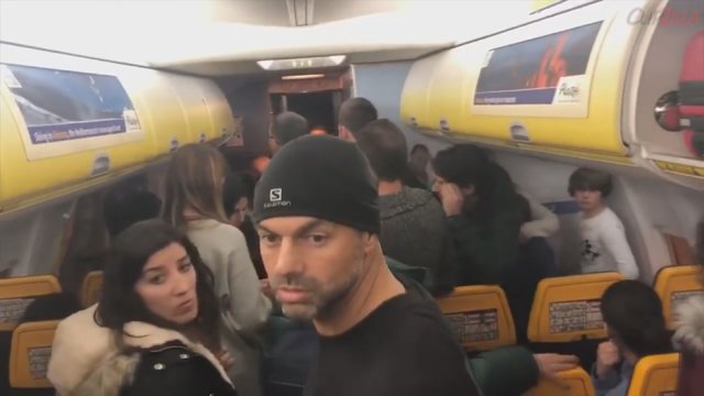 Nufilmavo, kas dėjosi „Ryanair“ lėktuve: keleiviai ketvirtį paros buvo įkalinti 