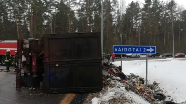 Nelaimė Vilniaus pakraštyje: apvirto vilkikas, nukentėjo žmogus