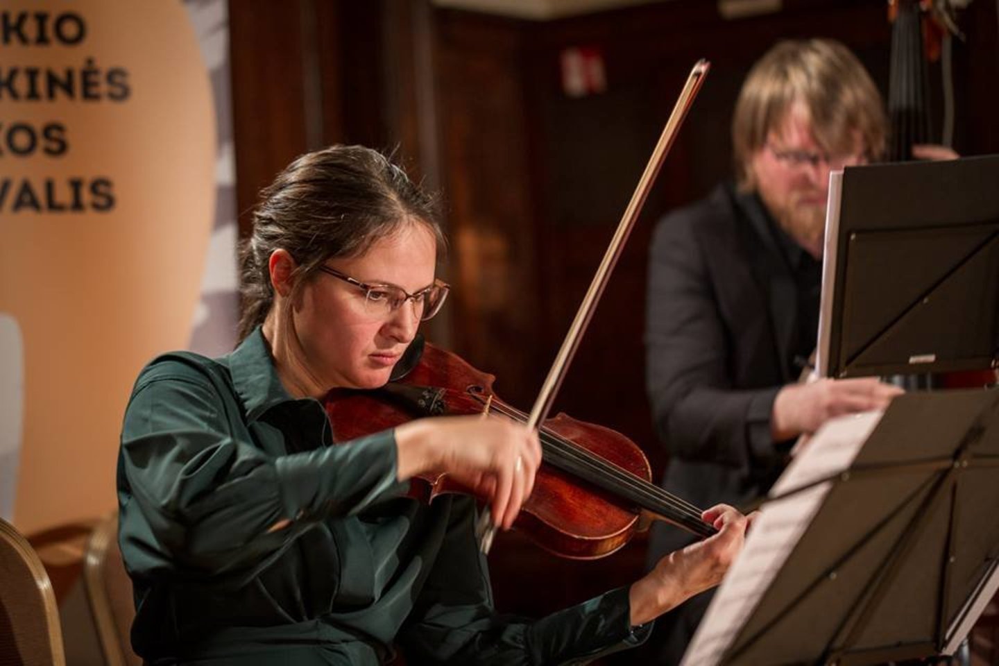 Lietuvos valstybinio simfoninio orkestro muzikantai repetuoja I.Stravinskio „Kareivio istoriją“ ir M.Daugherty kompoziciją „Dead Elvis“.<br> D.Baltakio nuotr.