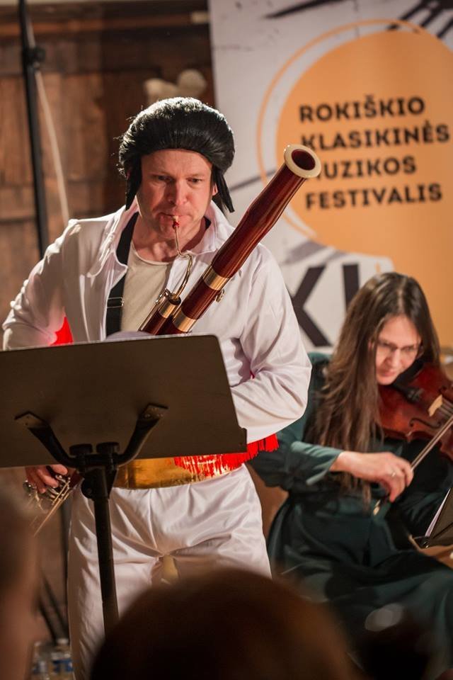 Lietuvos valstybinio simfoninio orkestro muzikantai repetuoja I.Stravinskio „Kareivio istoriją“ ir M.Daugherty kompoziciją „Dead Elvis“. Fagotininkas A.Puplauskis.<br> D.Baltakio nuotr.