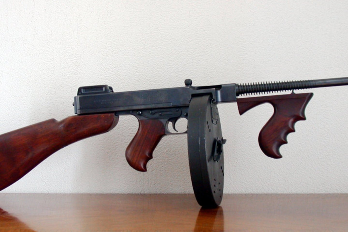 Šiandien ginklų entuziastai ir kolekcionieriai už standartinį „Thompson TSMG M1“ moka 3 tūkst. dolerių arba nuo 25 iki 40 tūkst. dolerių už kolekcinį ginklą aukcione. <br>Wikipedia nuotr. 