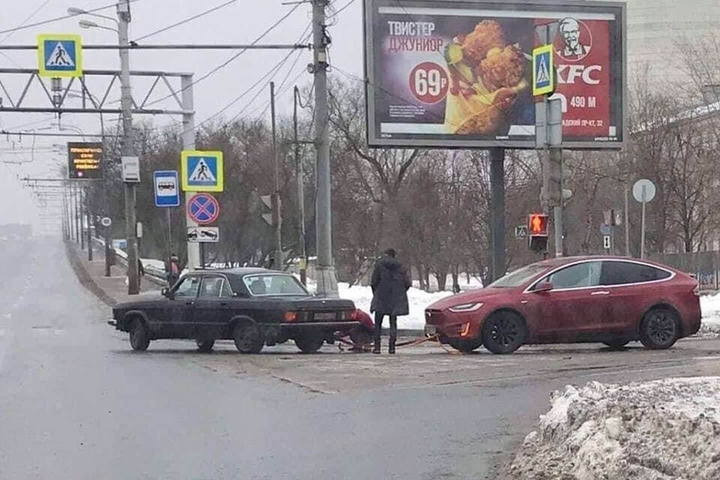 Rusus nustebino gatvėje užfiksuotas netikėtos techninės pagalbos scena.<br> Igorio Pisarskio/Facebook.com nuotr.