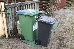 Kaime – tušti namai, bet sąskaitos už atliekas plaukia ir į juos