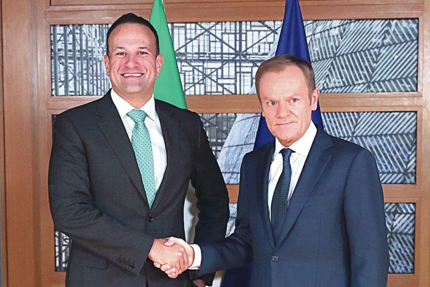 Airijos premjeras L.Varadkaras (kairėje) susitiko su Europos Vadovų Tarybos prezidentu D.Tusku.<br>AP nuotr.