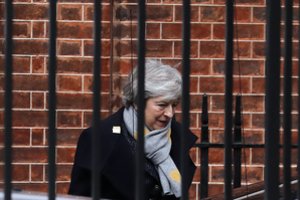 Th. May vyksta į Briuselį ieškodama būdo išvengti „Brexit“ be susitarimo scenarijaus