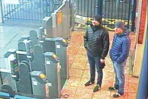 Žiniasklaida: trečias Skripalių bylos įtariamasis po apnuodijimo galėjo likti Jungtinėje Karalystėje