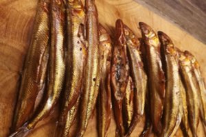 Karštai rūkytos medumi karamelizuotos stintos