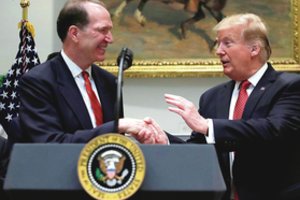 Gaisrų bankuose kurstytojas griebsis ugniagesio darbo?