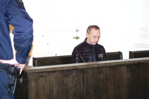 Radijo stotyse verslininku prisistatinėjęs sukčius apgavo moteris, automobilyje įkalino studentą