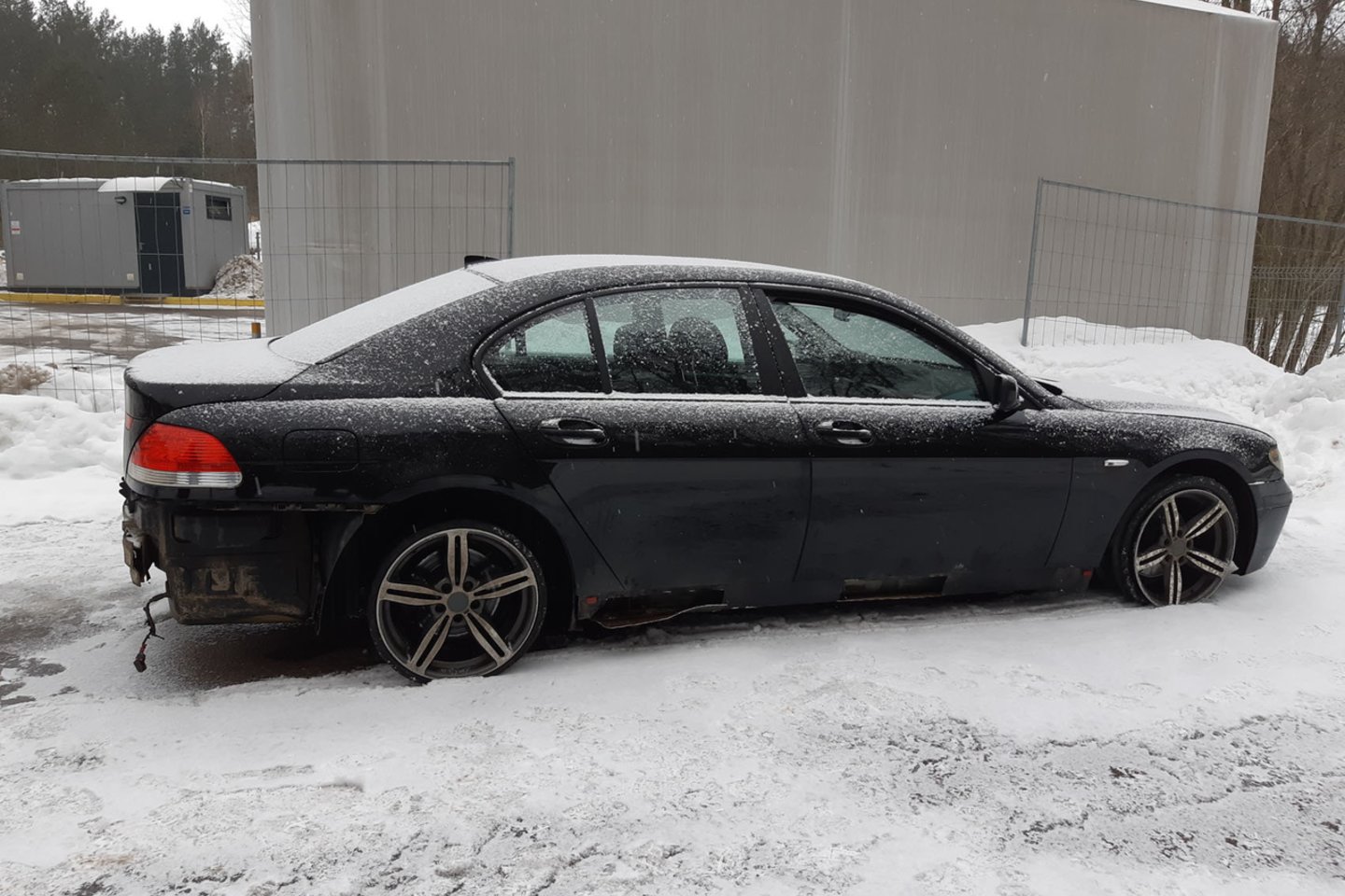 Muitininkai sulaikė sunkvežimį su cigaretėmis, įkliuvo rūkalų slėptuve paverstas BMW.