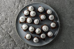 Draugų vakarėliams – vieno kąsnio šokoladiniai pyragaičiai su maskarponės kremu