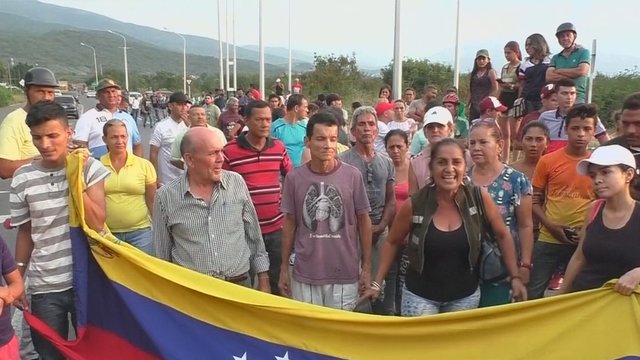 Įtampa Venesuelos ir Kolumbijos pasienyje: protestuotojai prašo vaistų ir maisto