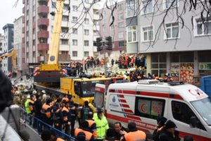 Stambulo daugiabučio griūties aukų padaugėjo iki 21