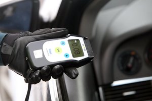 Pareigūnai aptiko prie vairo užmigusią moterį – dar labiau nustebo pamatę, ko ji išgėrė