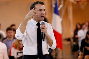 Protestų apimtos Prancūzijos prezidentas gali surizikuoti paskelbti referendumą