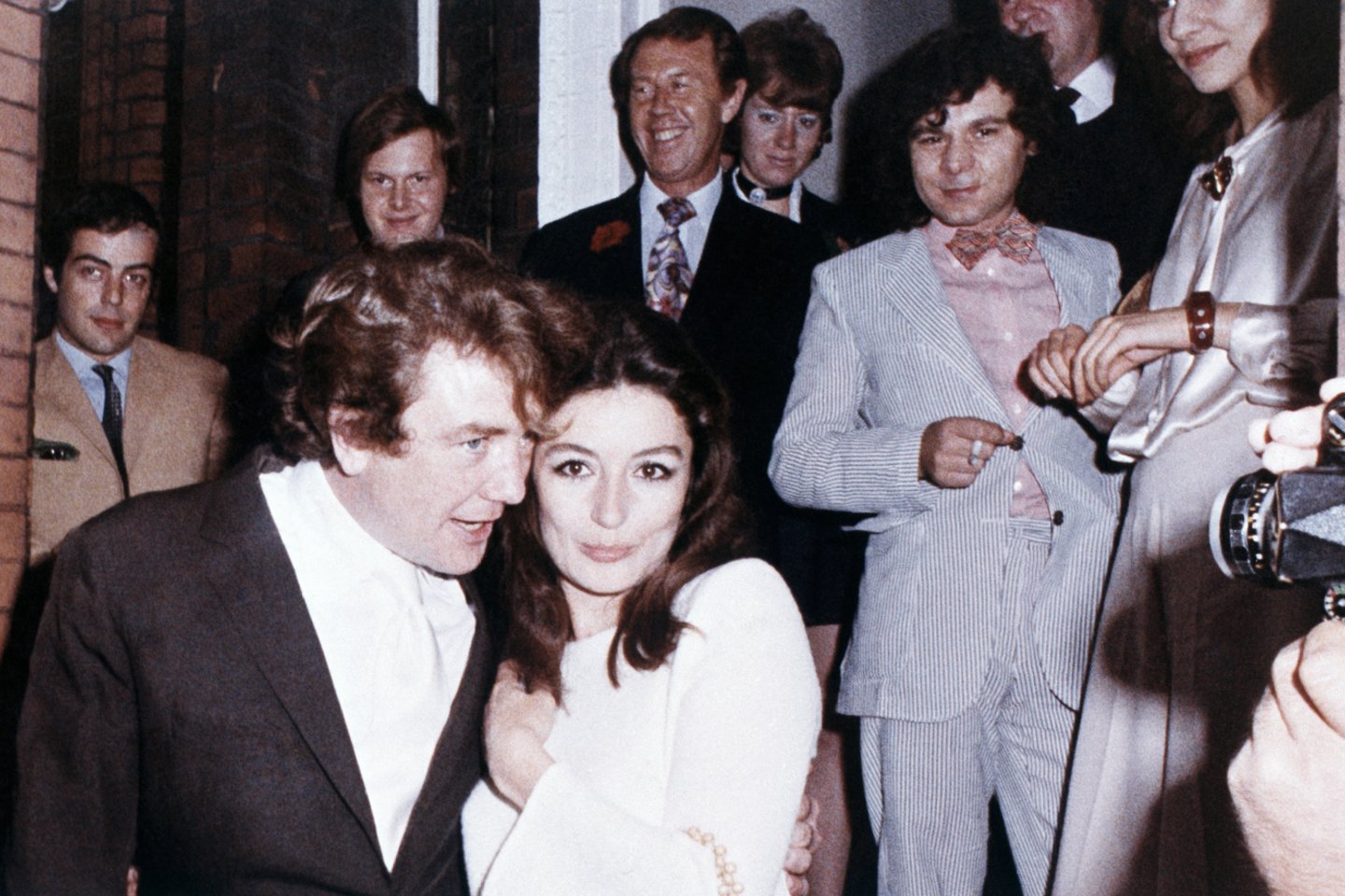 Aktorius A.Finney su prancūzų aktore Anouk Aimee po jų santuokos įregistravimo Londone 1970 m.<br> AP nuotr.