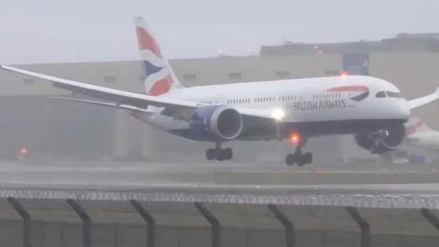 Stebėjo sulaikę kvapą: Anglijoje per audrą lėktuvas buvo mėtomas į šonus
