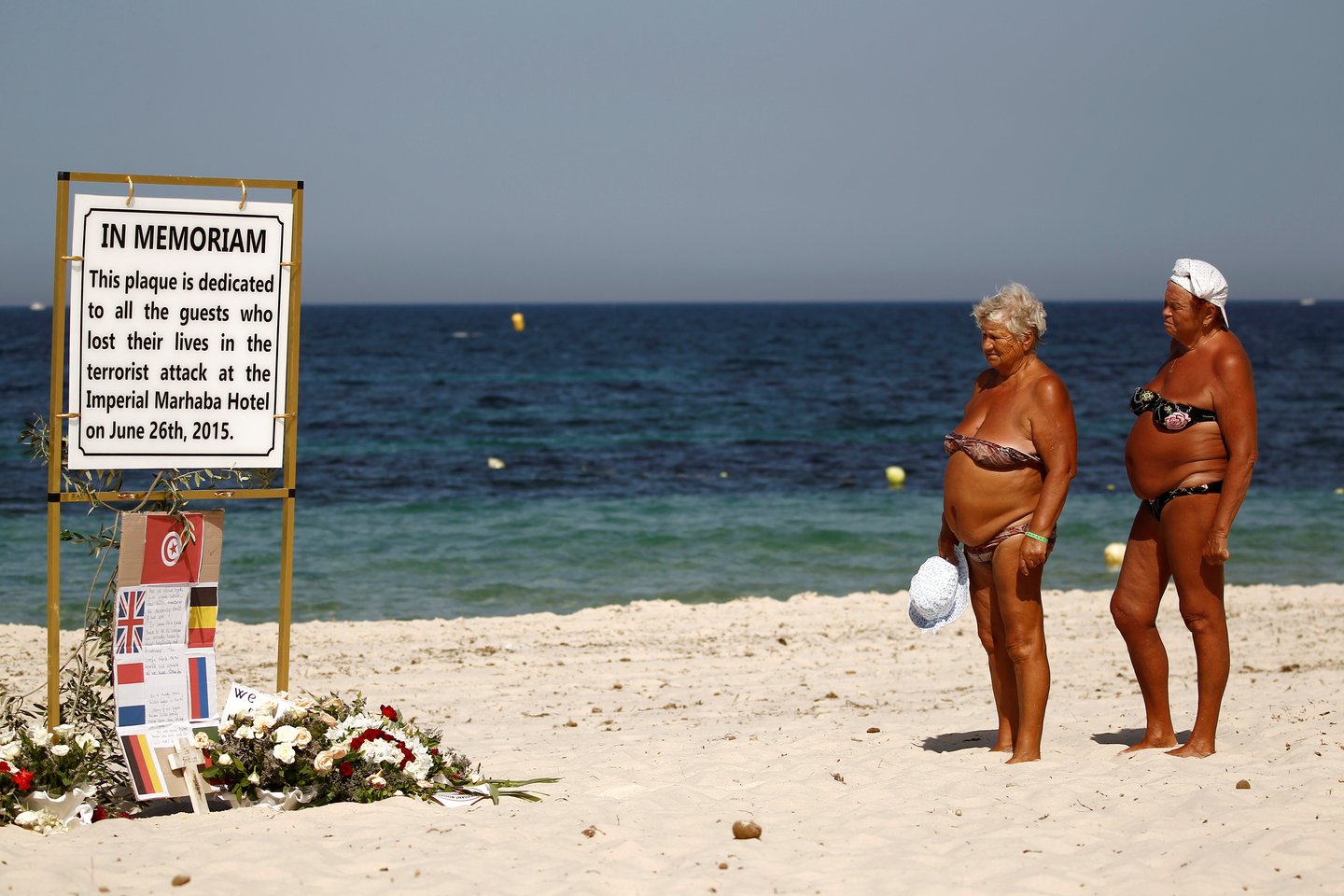 Atminimo lenta Tuniso paplūdimyje, skirta per teroro aktą 2015 metais žuvusiems turistams pagerbti.<br> Reuters/Scanix nuotr.