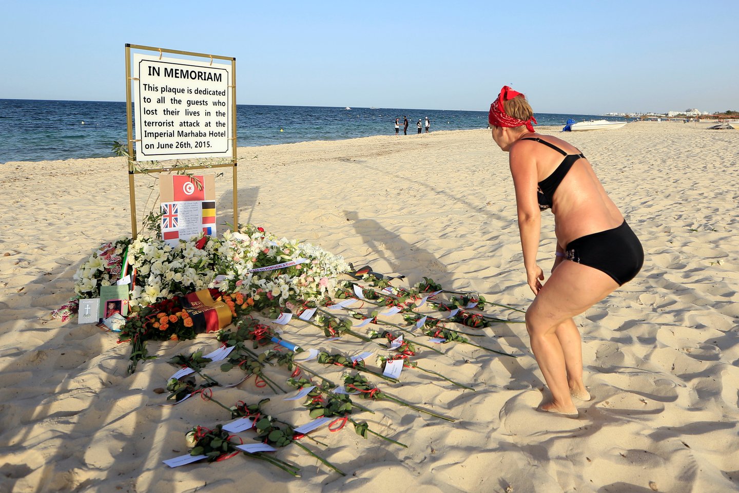 Atminimo lenta Tuniso paplūdimyje, skirta per teroro aktą 2015 metais žuvusiems turistams pagerbti.<br> Reuters/Scanix nuotr.