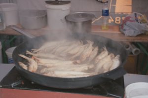 Kainų nepabūgę stintų gerbėjai užplūdo J. Basanavičiaus gatvę Palangoje