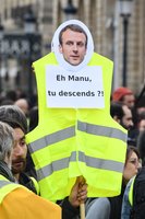 Paryžiuje per „geltonųjų liemenių“ susirėmimą su policija sužeistas vyras