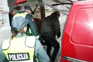 Piniavoje rasti dviejų žmonių kūnai 