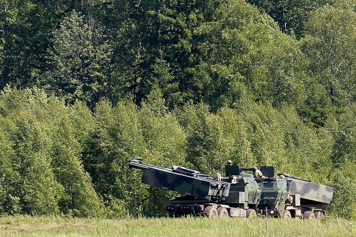 Lenkijos gynybos ministerija paskelbė įsigysianti JAV raketinės artilerijos sistemas HIMARS, informuoja naujienų agentūra TASS.