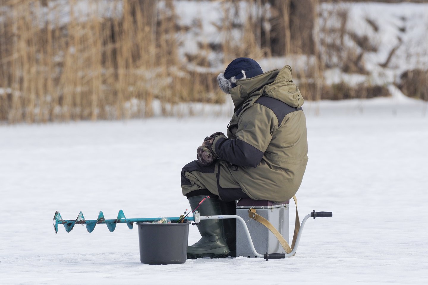 Ant Navos ežero ledo žvejoję vyrai laimikiu pasigirti negalėjo.<br> V.Ščiavinsko nuotr.