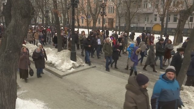 Rusijoje tūkstančiai žmonių išėjo į „motinų pykčio žygį“