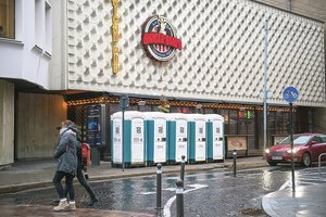 Vilniaus konfliktas su baru dėl lauko tualetų kol kas – be laimėtojų 