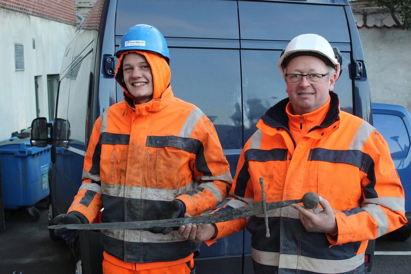 Vamzdžių klojėjas Jannickas Vestergaardas ir inžinierius Henningas Nøhras kalaviją rado seniausios Alborgo gatvės apylinkėje.