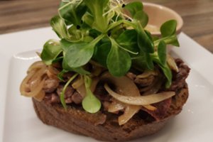 Greitas ir gardus užkandis – sumuštinis su brandinta rūkyta jautiena