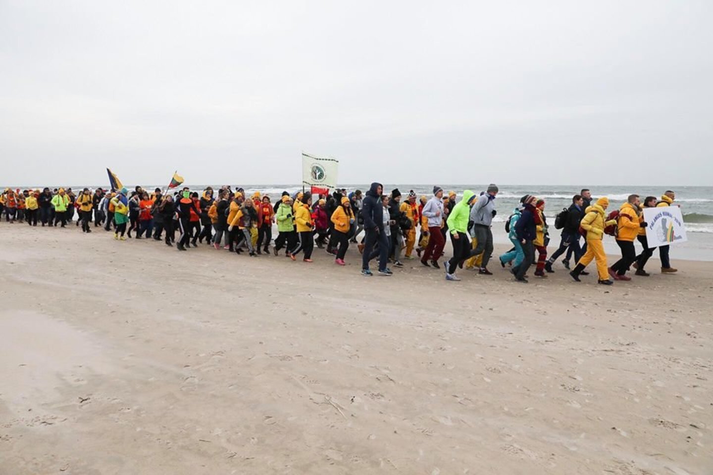 Į Baltijos jūros bangas šeštadienį, stebint daugybei susirinkusiųjų žiūrovų, niurktelėjo per du šimtus žmonių.<br>G.Grigėnaitės nuotr.