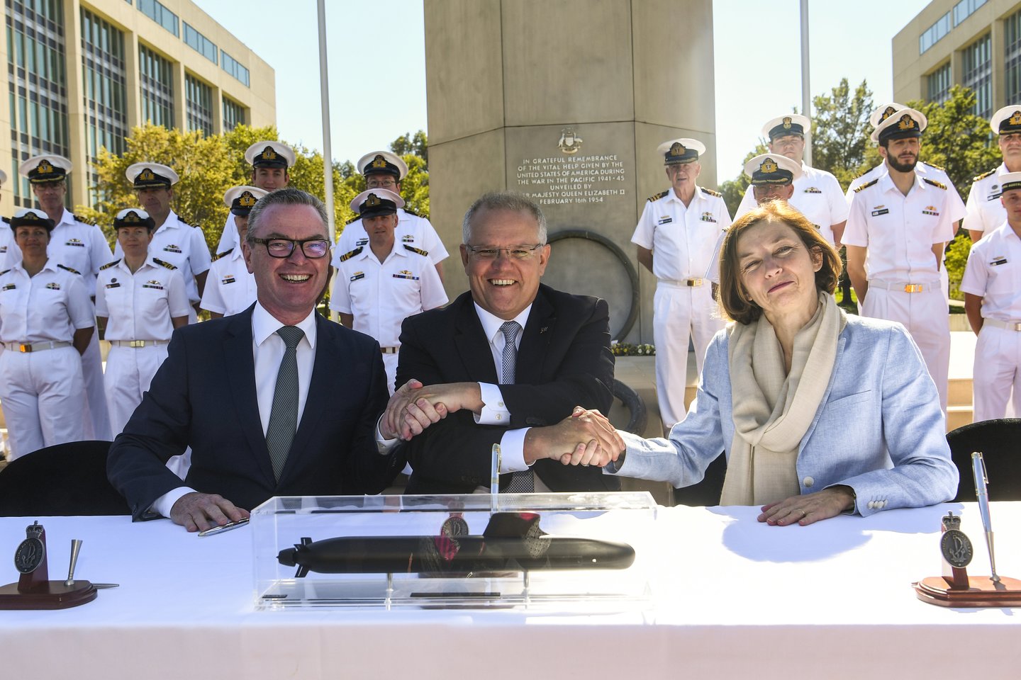 Kanbera pirmadienį pasirašė su Prancūzija 50 mlrd. Australijos dolerių (31,3 mlrd. eurų) vertės „strateginės partnerystės“ sutartį dėl 12 itin modernių povandeninių laivų statybos.