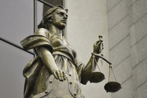 Buvęs „Mažeikių vandenų“ vadovas V. Mažeikis nubaustas 16,9 tūkst. eurų bauda