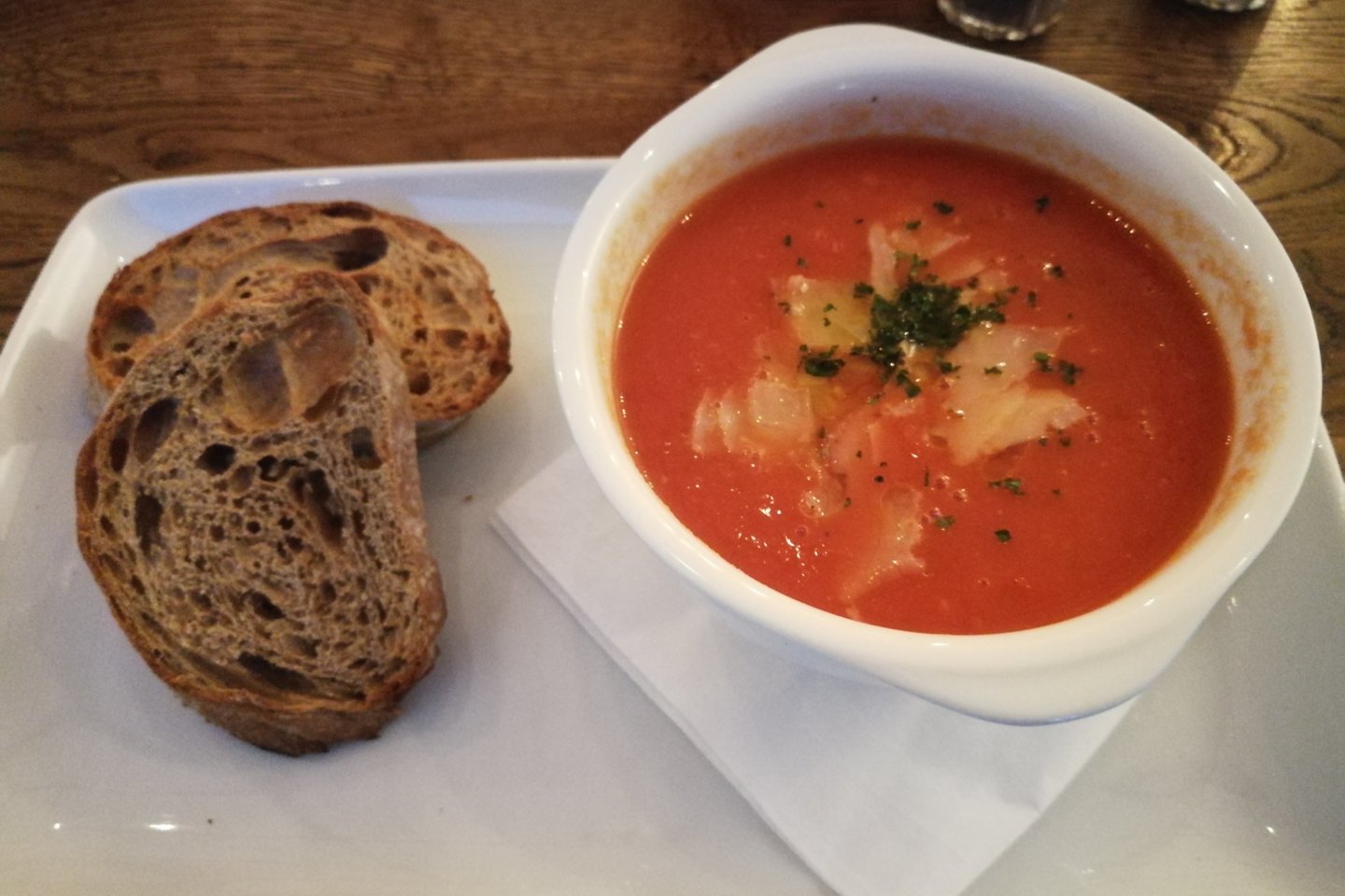 Itališkas restoranas „Casa della pasta“ Kaune. Pomidorų sriuba.<br> Nuotr. iš „Riebus katinas“.