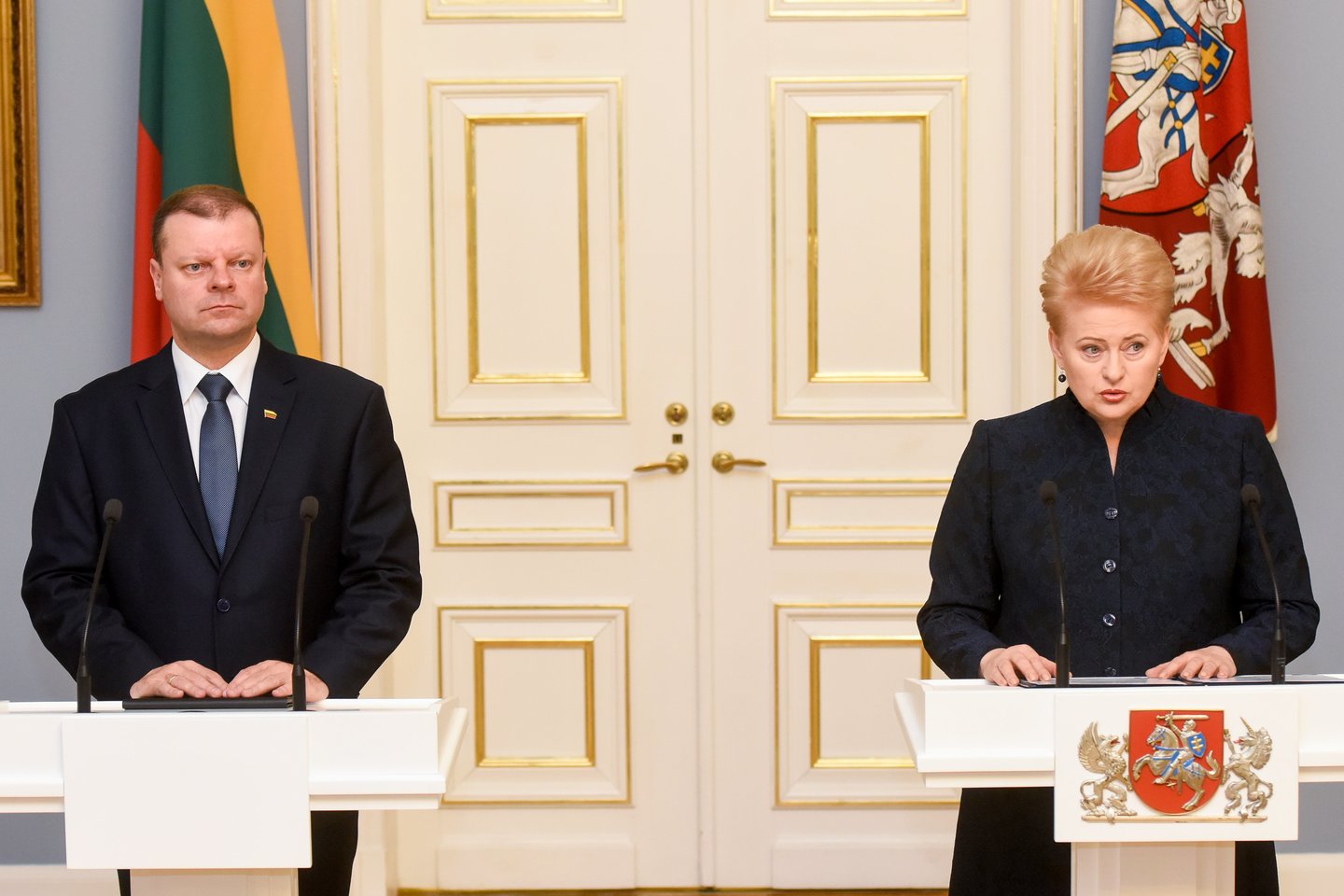 Viešųjų ryšių specialistų teigimu, kandidatuodamas į prezidento postą premjeras Saulius Skvernelis elgiasi panašiai kaip prieš dešimt metų veikė dabartinė prezidentė Dalia Grybauskaitė.<br>D.Umbraso nuotr.