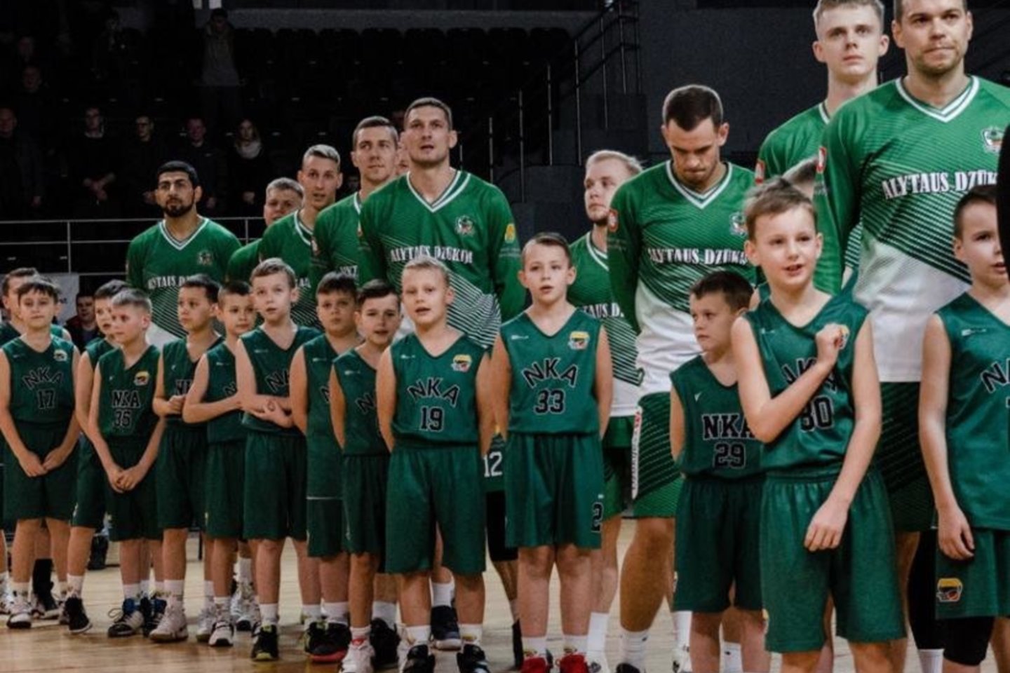 Jaunieji NKA krepšininkai su užsidegimu stebi LKL krepšinio kovas.
