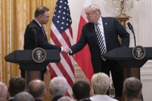 Lenkija gerinasi Donaldui Trumpui, bet rizikuoja pakenkti kitiems savo santykiams