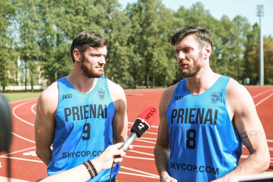 Broliai D. ir K. Lavrinovičiai iš nevilties beldžiasi į NBA ekipų „Bucks“ ir „Bulls“ duris