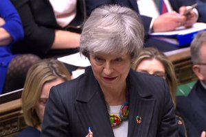 Th. May paprašė parlamentarų daugiau laiko „Brexit“ deryboms