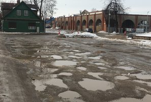 Artėjant Vasario 16-ajai ukmergiškiai gatvėje įamžino apverktiną nemalonų vaizdą