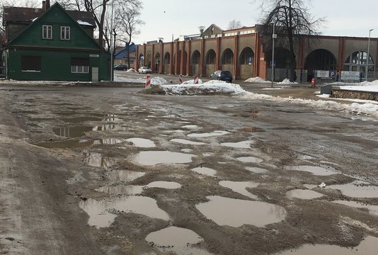 Artėjant Vasario 16-ajai ukmergiškiai gatvėje įamžino apverktiną nemalonų vaizdą