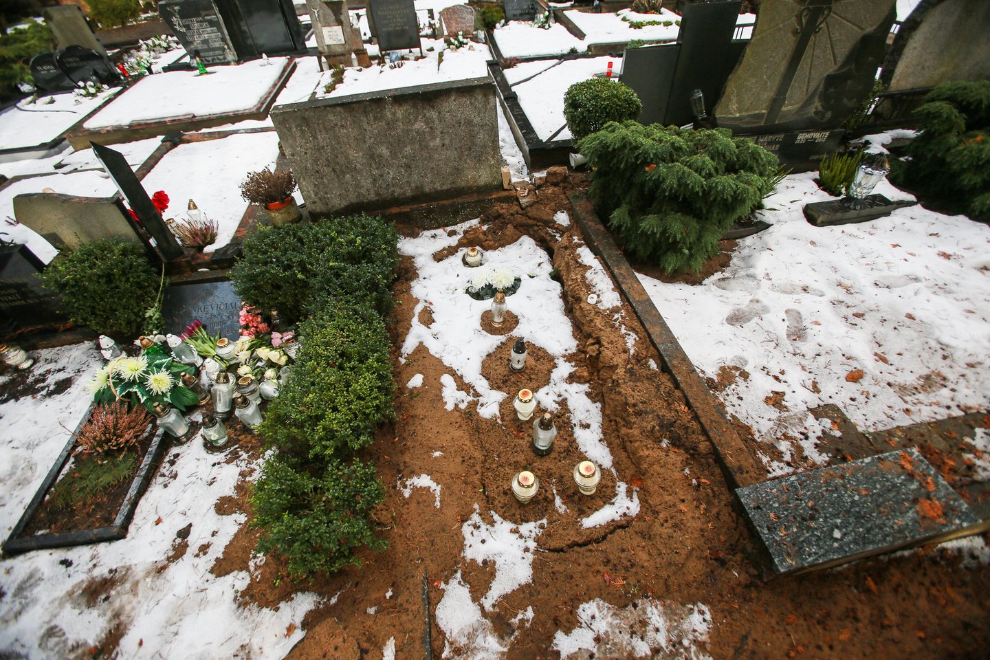 Kaunietė J.Rauktienė ir kiti V.Ramašausko giminaičiai, atėję prie jo kapo patyrė siaubingą šoką.<br> G.Bitvinsko nuotr.