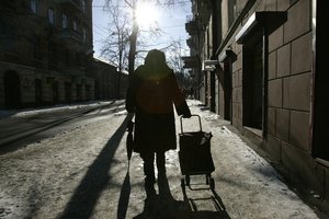 Šiurpą keliantis neįgalios močiutės pagalbos šauksmas – anūkas ją bando išmesti į gatvę