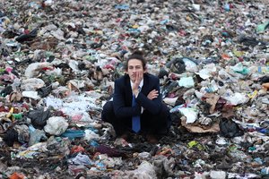 Grupė „MaNNazz“ pristato sąvartyne filmuotą eurovizinės dainos vaizdo klipą