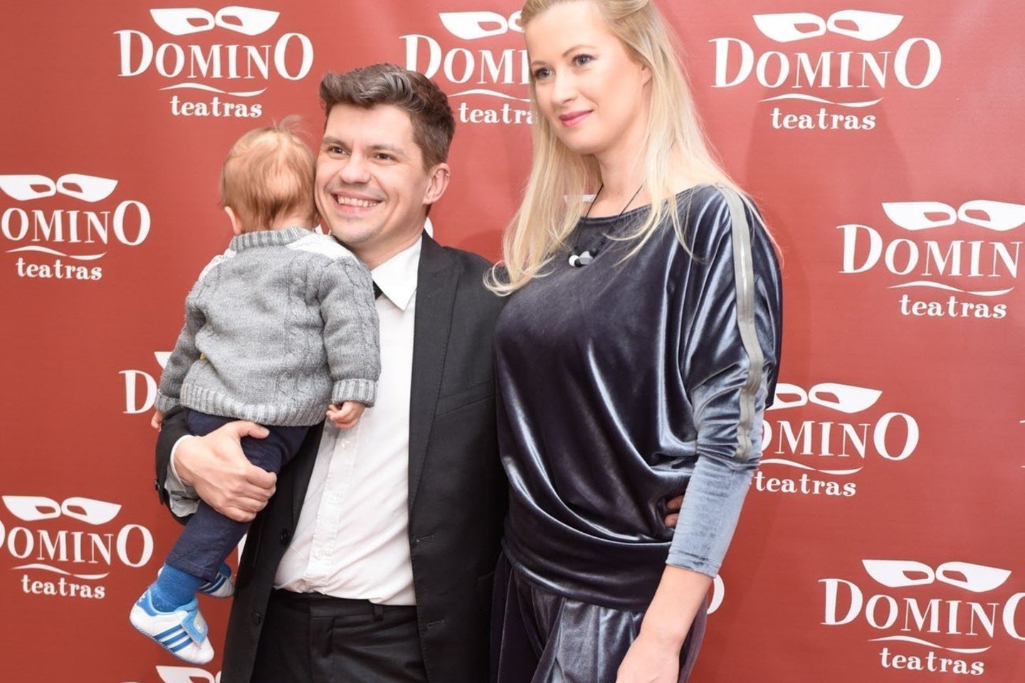 Dainininkas Deividas Norvilas-Deivis su žmona Renata ir sūneliu Rėjumi.<br>D.Umbraso nuotr.